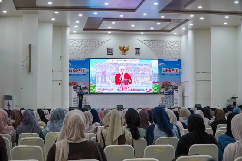 Suasana rangkaian kegiatan Literasi Keuangan Indonesia Terdepan (LIKE IT) 2026 bertema “Money Wise, Future Wise” yang diikuti 500 mahasiswa di Auditorium Prof. Ali Hasjmy UIN Ar-Raniry, Banda Aceh, Kamis (3/9/2026).