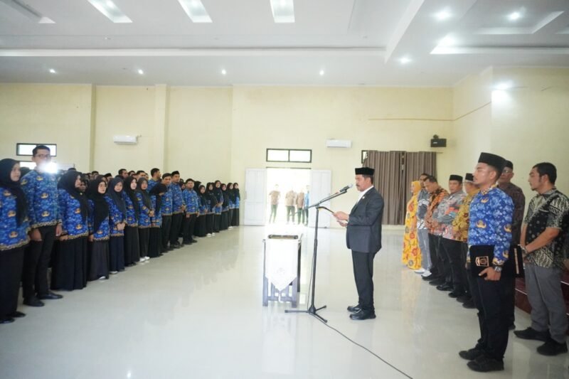 PELANTIKAN PEJABAT FUNGSIONAL DAN PENYERAHAN SK PNS – Wakil Bupati Aceh Besar Drs Syukri menyerahkan Surat Keputusan dan pengambilan sumpah Pegawai Negeri Sipil (PNS), serta pelantikan dalam jabatan Fungsional di lingkungan Pemkab Aceh Besar di Aula SKB Kota Jantho, Kamis (27/8/2026).FOTO/ MC ACEH BESAR