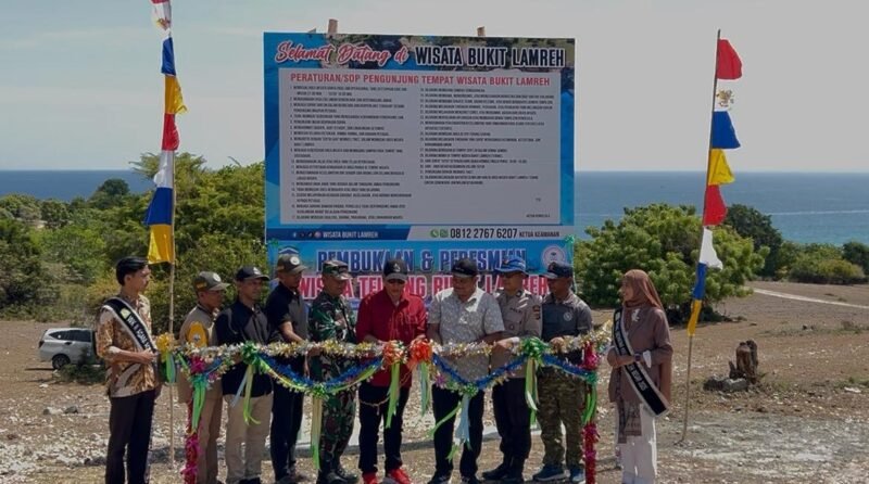 Asisten III Sekdakab Aceh Besar, Abdullah, S.Sos., memotong pita pertanda diresmikan kembali destinasi wisata Bukit Lamreh di Desa Lamreh, Kecamatan Masjid Raya, Kabupaten Aceh Besar, Minggu (23/8/2026). FOTO/MC ACEH BESAR