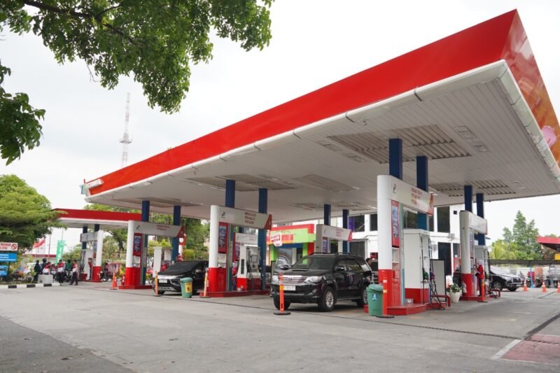 Aktivitas pengisian BBM di SPBU. Pertamina Patra Niaga Sumbagut melakukan penyesuaian harga berkala untuk produk Pertamax Turbo, Pertamina Dex, dan Dexlite mulai Selasa (1/9/2026).