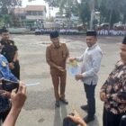 Wakil Ketua DPRA bersama sejumlah atlet berprestasi menerima penghargaan pada peringatan Hari Olahraga Nasional (Haornas) di Kabupaten Bireuen, Senin (14/9/2026).