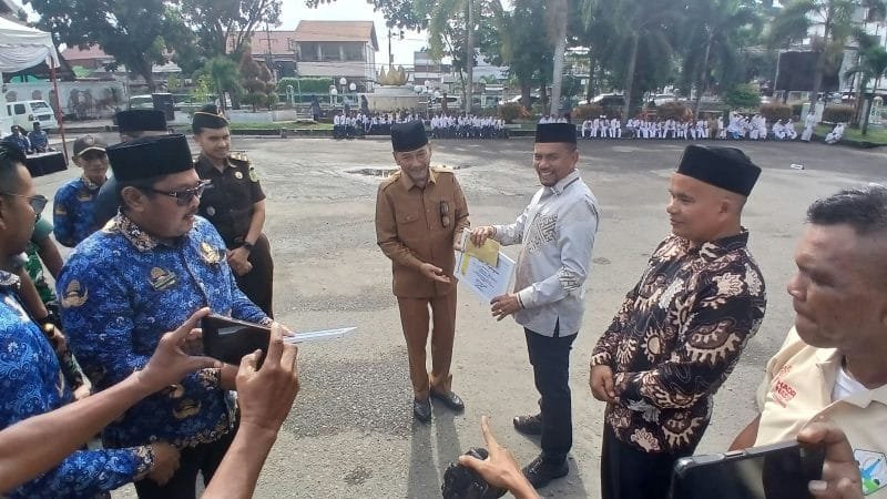 Wakil Ketua DPRA bersama sejumlah atlet berprestasi menerima penghargaan pada peringatan Hari Olahraga Nasional (Haornas) di Kabupaten Bireuen, Senin (14/9/2026).