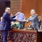 Anggota DPR RI Fraksi Partai Demokrat, H.T. Ibrahim, menyerahkan pandangan fraksinya terkait RUU Perubahan atas UU No. 11 Tahun 2006 tentang Pemerintahan Aceh kepada pimpinan DPR RI di Kompleks Parlemen, Senayan, Jakarta, Selasa (8/9/2026).