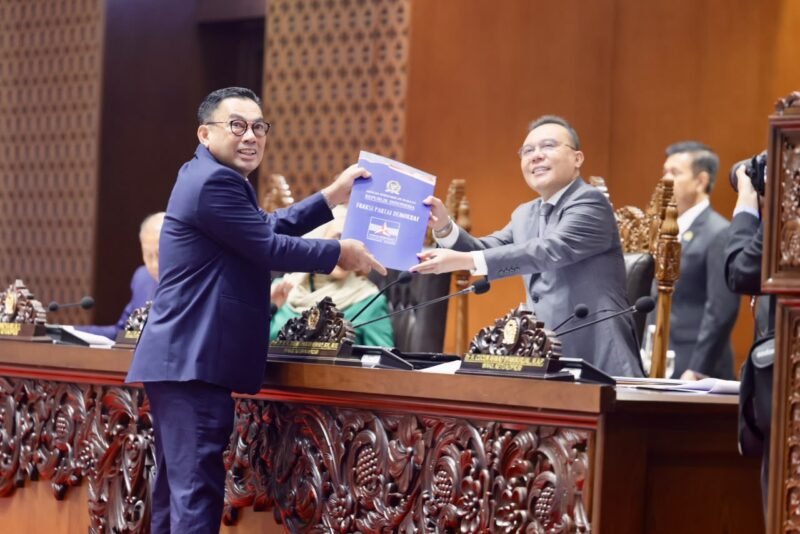 Anggota DPR RI Fraksi Partai Demokrat, H.T. Ibrahim, menyerahkan pandangan fraksinya terkait RUU Perubahan atas UU No. 11 Tahun 2006 tentang Pemerintahan Aceh kepada pimpinan DPR RI di Kompleks Parlemen, Senayan, Jakarta, Selasa (8/9/2026).