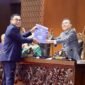 Anggota DPR RI Fraksi Partai Demokrat, H.T. Ibrahim, menyerahkan pandangan fraksinya terkait RUU Perubahan atas UU No. 11 Tahun 2006 tentang Pemerintahan Aceh kepada pimpinan DPR RI di Kompleks Parlemen, Senayan, Jakarta, Selasa (8/9/2026).