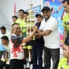 Direktur Utama Bank Aceh, Fadhil Ilyas, berfoto bersama tim bola voli Bank Aceh usai berhasil meraih juara pertama pada Open Turnamen Bola Voli HUT TNI ke-81 di GOR KONI Banda Aceh, Minggu (27/9/2026).