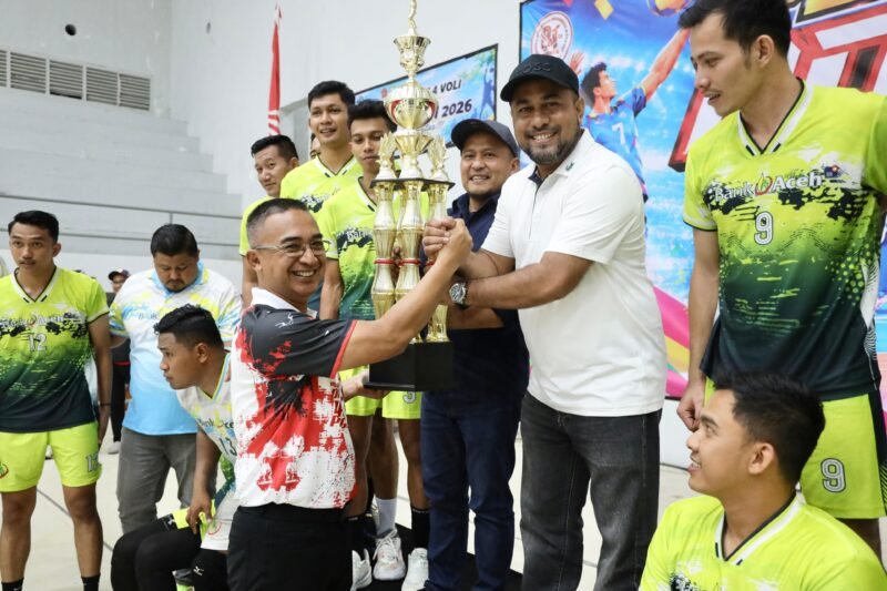 Direktur Utama Bank Aceh, Fadhil Ilyas, berfoto bersama tim bola voli Bank Aceh usai berhasil meraih juara pertama pada Open Turnamen Bola Voli HUT TNI ke-81 di GOR KONI Banda Aceh, Minggu (27/9/2026).