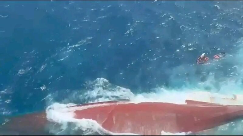 Kapal kargo Virgo Transport 8 terbalik di perairan Laut Jawa pada Minggu (13/9) dini hari. Diduga karena dihantam gelombang tinggi, tim SAR gabungan kini masih mencari dan mengevakuasi puluhan ABK di lokasi kejadian.