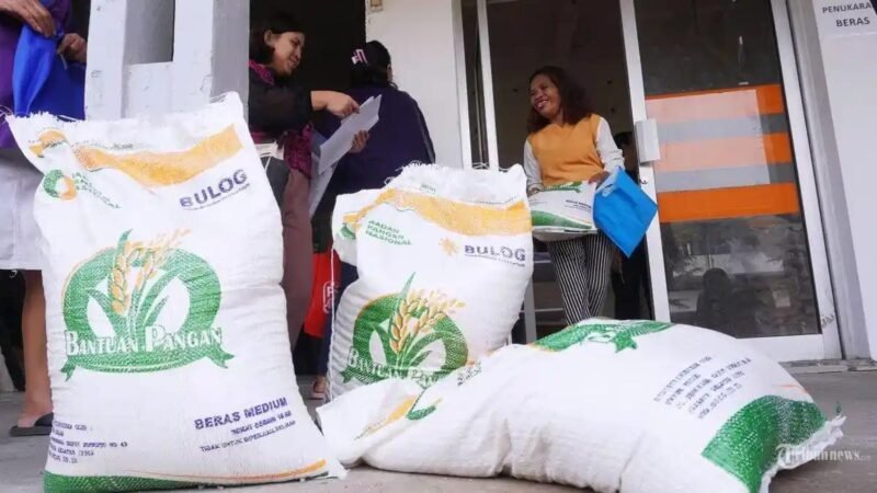 Pemerintah menyalurkan Bantuan Sosial (bansos) pangan berupa beras sebanyak 30 kg untuk periode Oktober hingga Desember 2026 bagi 33,24 juta keluarga penerima manfaat, Rabu 21/10/2026. (Foto : Ilustrasi)
