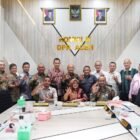 Direktur Utama Bank Aceh, Fadhil Ilyas, bersama jajaran Direksi Bank Aceh melakukan rapat kerja bersama Ketua Komisi III DPRA, Hj. Aisyah Ismail, beserta anggota dewan di Gedung DPRA, Banda Aceh.