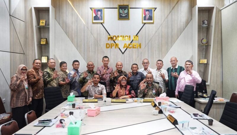 Direktur Utama Bank Aceh, Fadhil Ilyas, bersama jajaran Direksi Bank Aceh melakukan rapat kerja bersama Ketua Komisi III DPRA, Hj. Aisyah Ismail, beserta anggota dewan di Gedung DPRA, Banda Aceh.