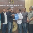 armilin Usman menyerahkan berkas persyaratan sebagai Balon Ketua DKP PWI Aceh 2026–2031, didampingi pendaftaran Sayuti Achmad sebagai Balon Ketua PWI Aceh, Selasa, 20/10/2026.