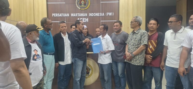 armilin Usman menyerahkan berkas persyaratan sebagai Balon Ketua DKP PWI Aceh 2026–2031, didampingi pendaftaran Sayuti Achmad sebagai Balon Ketua PWI Aceh, Selasa, 20/10/2026.
