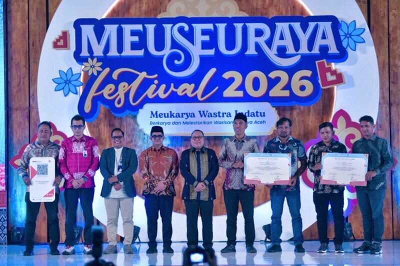 PT Bank Aceh Syariah bersama Kantor Perwakilan Bank Indonesia Provinsi Aceh melakukan peluncuran dan penyerahan perangkat QRIS Soundbox yang dilaksanakan dalam rangkaian Opening Ceremony Meuseuraya Festival 2026 di Balee Meuseuraya Aceh, Banda Aceh, Jumat (23/10/2026).