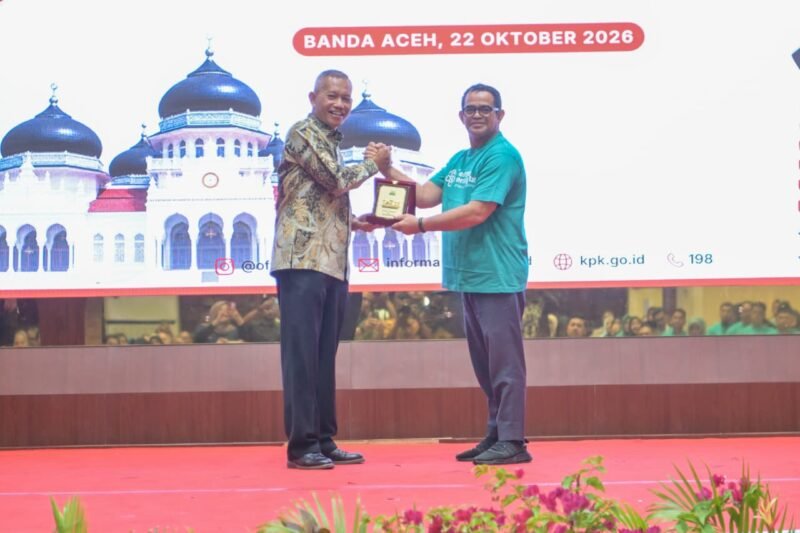 Pj Sekda Aceh Taufik bersama para kepala SKPA dan istri mengikuti Bimtek Keluarga Berintegritas yang digelar oleh KPK RI di Banda Aceh (22/10/2026).