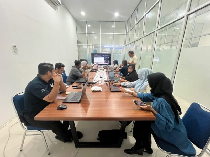 Sebanyak 52 SKPD di lingkungan Pemerintah Kota Banda Aceh mengikuti workshop pemanfaatan Portal Satu Data Kabupaten/Kota guna memperkuat kapasitas operator dalam pengelolaan serta penginputan data sektoral secara terintegrasi dan akurat, Jumat 02/10/2026.