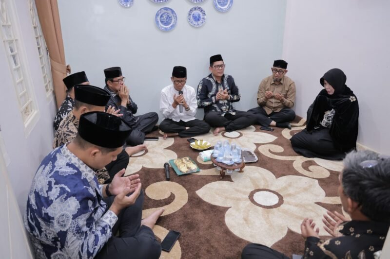 Wali Kota Banda Aceh, Illiza Sa’aduddin Djamal, bertakziah ke rumah duka Sjamsul Kahar (Pendiri & Pemimpin Umum Harian Serambi Indonesia / ayah Wamen Komdigi Nezar Patria) di Ketapang, Kamis (01/10/2026).