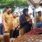 Pemerintah Kota Banda Aceh menggelar Pasar Tani di Taman Bustanussalatin pada 27–28 Oktober 2026 guna menstabilkan inflasi, memotong rantai distribusi petani, serta menyediakan produk segar berkualitas dengan harga terjangkau bagi masyarakat, Selasa 27/10/2026.