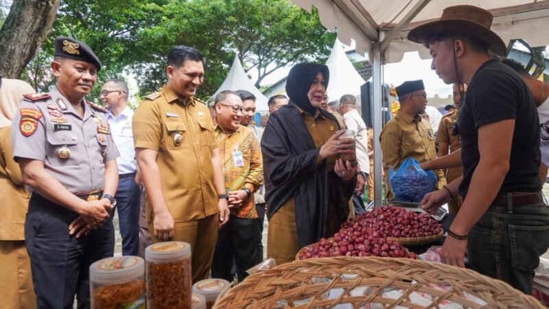 Pemerintah Kota Banda Aceh menggelar Pasar Tani di Taman Bustanussalatin pada 27–28 Oktober 2026 guna menstabilkan inflasi, memotong rantai distribusi petani, serta menyediakan produk segar berkualitas dengan harga terjangkau bagi masyarakat, Selasa 27/10/2026.