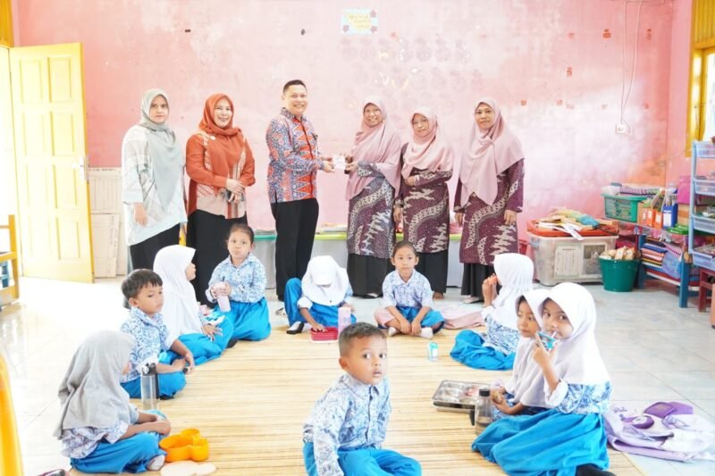 Disdukcapil Kota Banda Aceh salurkan 52 Kartu Identitas Anak (KIA) lewat inovasi CERIA KIA kepada murid TK Negeri 3 Lampulo, Kamis 22/10/2026.