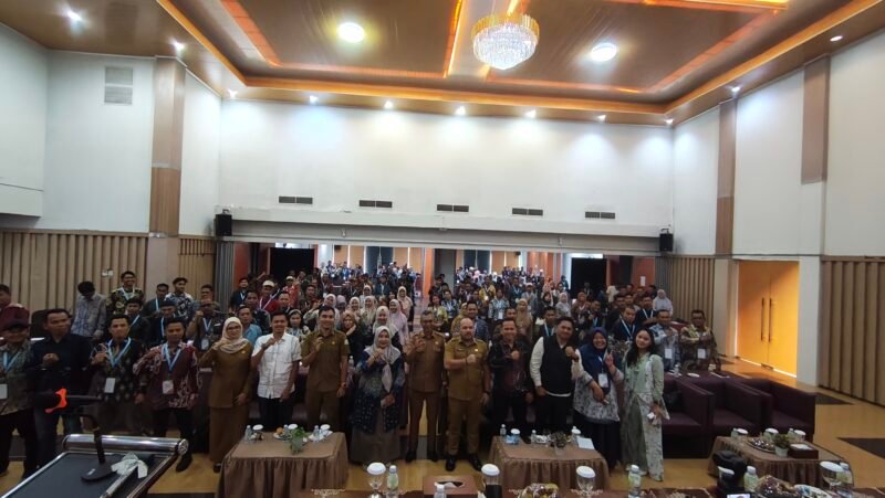 Kepala Dinas Pertanian dan Perkebunan Provinsi Aceh, Dr. Ir. Azanuddin Kurnia, S.P., M.P., memberikan arahan saat membuka pelatihan 