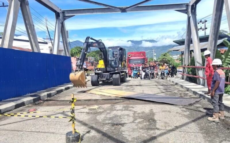 Lantai Jembatan Biak Muli di Kecamatan Bambel Aceh Tenggara amblas dan sempat bahayakan pengguna jalan, Balai Pelaksanaan Jalan Nasional BPJN Aceh langsung lakukan penanganan sementara di lokasi.