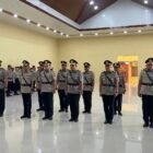 Suasana upacara serah terima jabatan pejabat utama dan kapolsek jajaran Polresta Banda Aceh yang dipimpin langsung oleh Kapolresta Banda Aceh Kombes Pol Teguh Priyambodo Nugroho di Meuligoe Rastra Sewakottama, Kamis (1/10/2026).