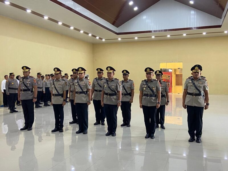 Suasana upacara serah terima jabatan pejabat utama dan kapolsek jajaran Polresta Banda Aceh yang dipimpin langsung oleh Kapolresta Banda Aceh Kombes Pol Teguh Priyambodo Nugroho di Meuligoe Rastra Sewakottama, Kamis (1/10/2026).