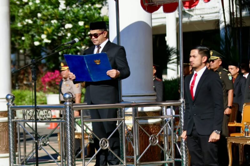 Pelaksana Tugas Plt Sekretaris Daerah Aceh Taufik bertindak sebagai Inspektur Upacara Irup Peringatan Hari Kesaktian Pancasila Tahun 2026 di Halaman Kantor Gubernur Aceh Kamis 1 Oktober 2026.