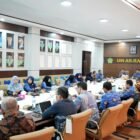 Rektor UIN Ar-Raniry Banda Aceh, Prof. Dr. Mujiburrahman, M.Ag., menyampaikan arahan saat kegiatan sosialisasi sertifikasi kompetensi berstandar BNSP kepada jajaran pimpinan fakultas dan program studi di ruang rapat rektorat kampus setempat, Kamis (1/10/2026).
