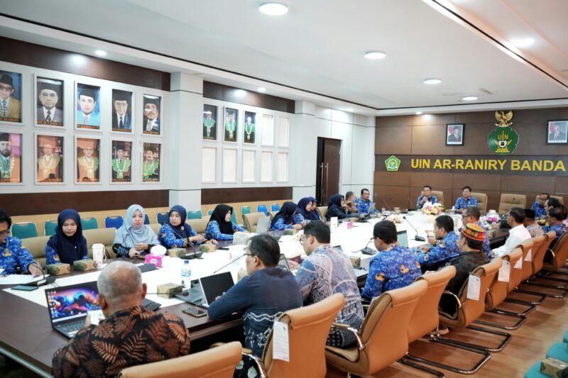 Rektor UIN Ar-Raniry Banda Aceh, Prof. Dr. Mujiburrahman, M.Ag., menyampaikan arahan saat kegiatan sosialisasi sertifikasi kompetensi berstandar BNSP kepada jajaran pimpinan fakultas dan program studi di ruang rapat rektorat kampus setempat, Kamis (1/10/2026).