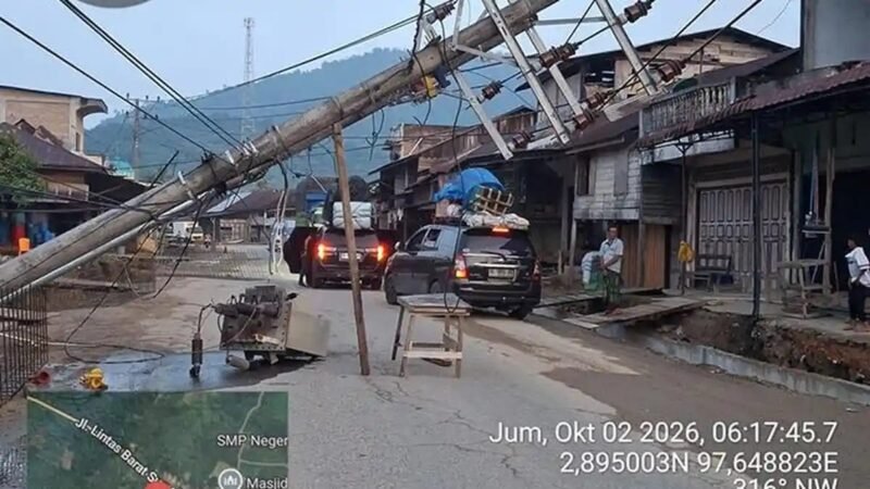 Tiang Saluran Udara Tegangan Menengah SUTM tumbang di kawasan Ladang Rimba Kecamatan Trumon Tengah Kabupaten Aceh Selatan Jumat 2 Oktober 2026 pagi.