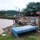 Warga Kampung Lumut Kecamatan Linge Aceh Tengah terpaksa bongkar rumah sendiri akibat abrasi sungai.