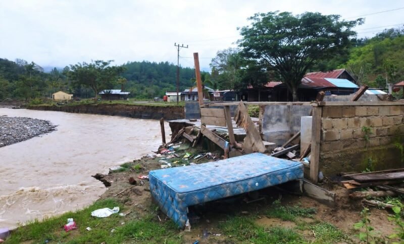 Warga Kampung Lumut Kecamatan Linge Aceh Tengah terpaksa bongkar rumah sendiri akibat abrasi sungai.
