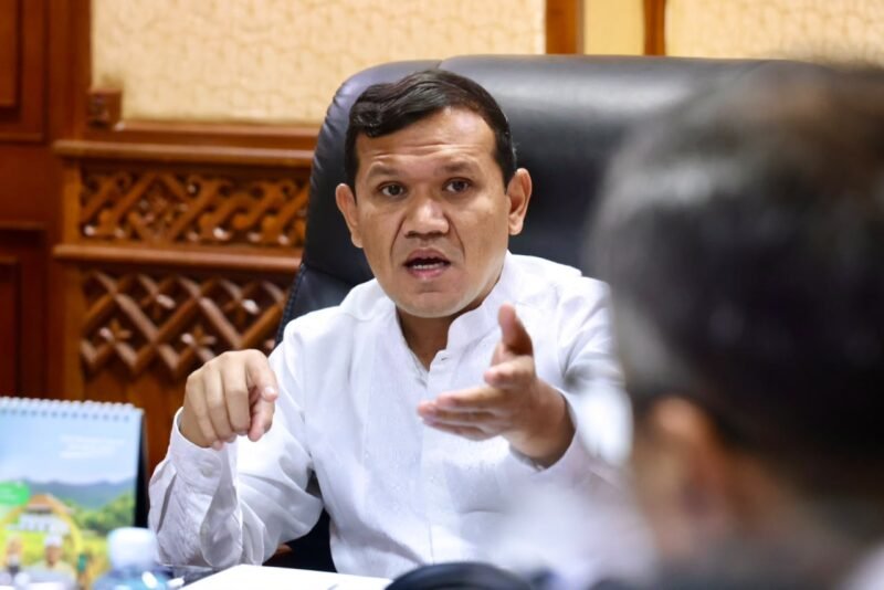 Wagub Aceh Fadhlullah Dek Fadh usulkan penyediaan alat berat skema pinjam pakai bagi kabupaten/kota rawan banjir usulan disampaikan dalam rapat tindak lanjut hasil rakor penanganan dan pengelolaan DAS berlangsung virtual di Ruang Rapat Wagub Aceh Jumat 2/10.