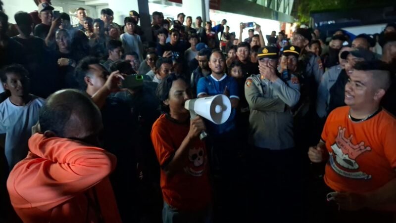 Suporter Persiraja gaungkan Yudi Out usai takluk 1-2 dari Sumsel United di Stadion H Dimurthala Banda Aceh Jumat 2/10/2026 malam hasil minor perpanjang tren negatif awal musim.