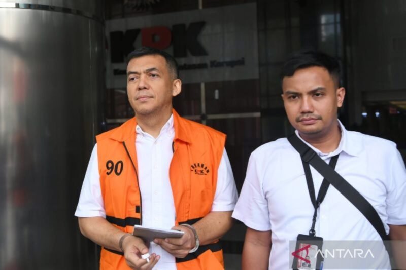 KPK resmi limpahkan berkas perkara dan tersangka tahap II kasus dugaan pemerasan dalam pengurusan izin tinggal WNA yang melibatkan Silmy Karim dan kawan-kawan kepada JPU.