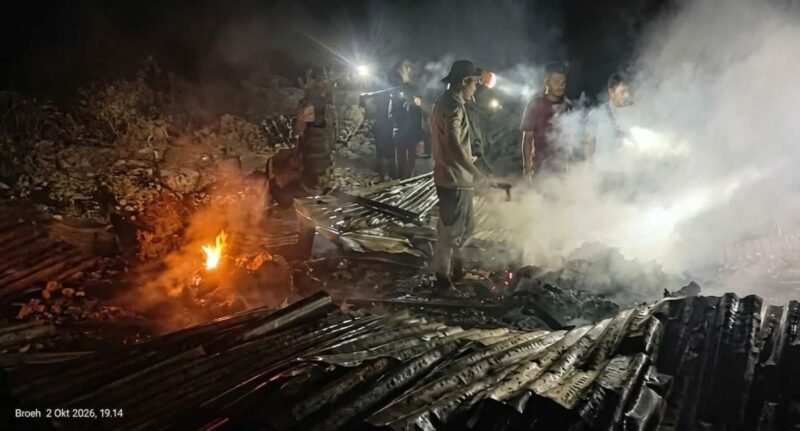 Kebakaran hanguskan satu rumah kayu milik Muhammad Sabda Iman 38 warga Desa Pasikh Pekhmate Kecamatan Lawe Alas Kabupaten Aceh Tenggara ludes terbakar Jumat 2/10/2026 sekitar pukul 18.56 WIB.
