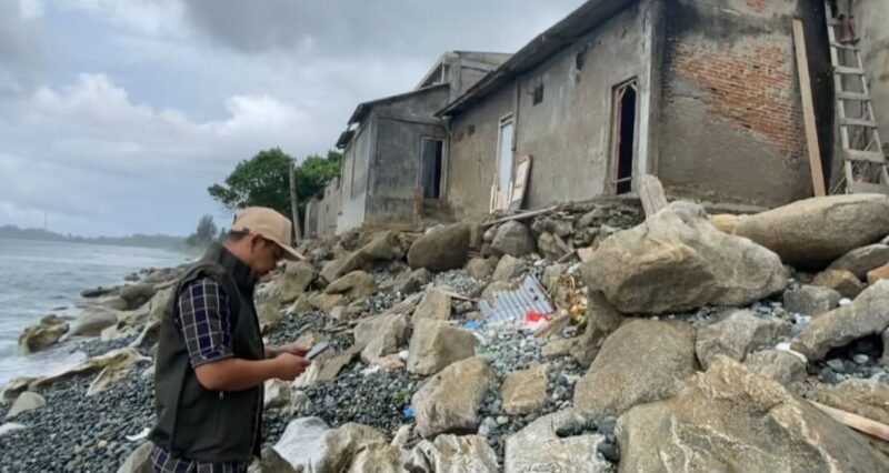 Tanggul 1,8 km di Desa Ujung Tanah Samadua Aceh Selatan rusak parah sejak dibangun 2008, ancam permukiman, ruko, dan jalan nasional; PUPR survei dan akan usulkan Rp24 miliar ke Pemprov Aceh.
