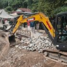 Prajurit Kodim 0108/Agara bersama warga bergotong royong memperbaiki jembatan beton di Desa Lawe Sikap, Kecamatan Babussalam, Aceh Tenggara, Sabtu (3/10/2026). 