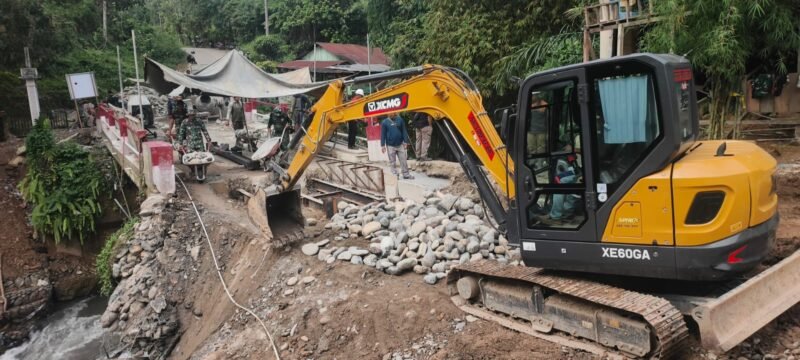 Prajurit Kodim 0108/Agara bersama warga bergotong royong memperbaiki jembatan beton di Desa Lawe Sikap, Kecamatan Babussalam, Aceh Tenggara, Sabtu (3/10/2026).