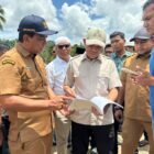 Wakil Gubernur Aceh, H. Fadhlullah, S.E. (Dek Fadh), melakukan peninjauan sejumlah infrastruktur dan kawasan sungai di Kabupaten Bireuen dan Kabupaten Aceh Utara, Senin (5/10/2026).