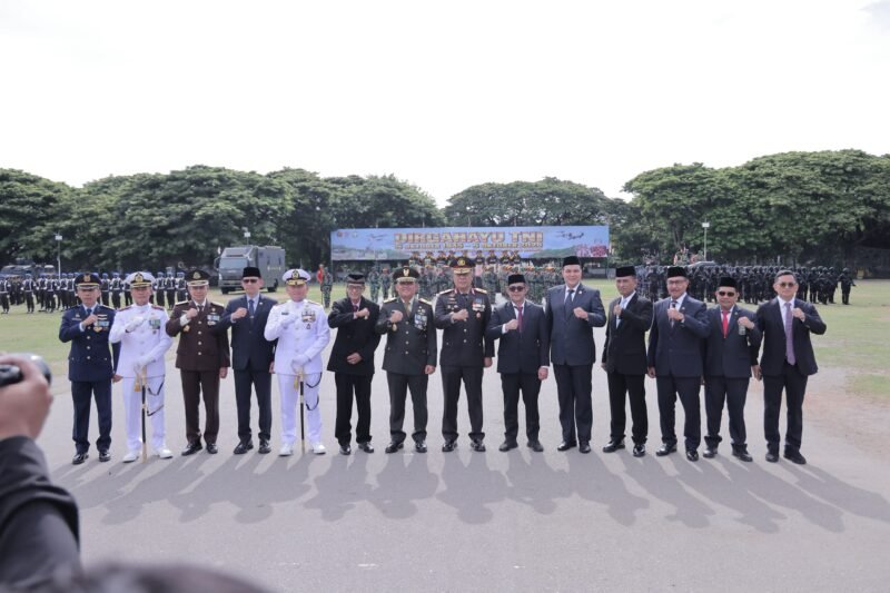 Plt Sekda Aceh Taufiq hadir upacara HUT ke-81 TNI 5/10/2026 di Blang Padang Banda Aceh dipimpin Kasdam IM Brigjen Dwi Sasongko; upacara khidmat tanpa defile dan alutsista karena personel masih fokus misi kemanusiaan rehabilitasi-rekonstruksi pascabencana di Aceh.