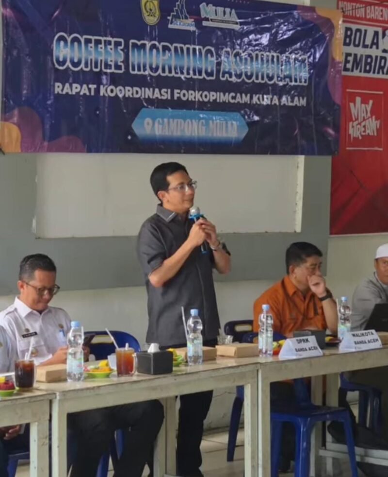 Ketua DPRK Irwansyah dan Ketua Komisi IV Farid Nyak Umar hadir Coffee Morning Rakor ASOKULAM dengan Forkopimcam Kuta Alam di Warkop Taufik Kopi Gampong Mulia Senin 5/10/2026 perkuat sinergi serap aspirasi dan cari solusi kebutuhan mendesak warga.