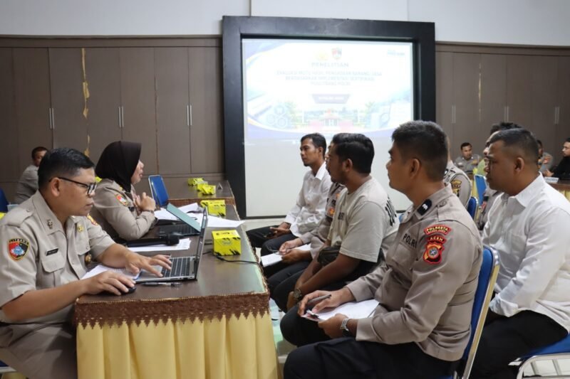 Menganalisis penerapan hasil sertifikasi Puslitbang Polri dalam proses pengadaan barang/jasa.