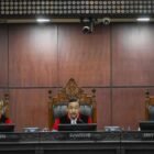 MK sidang 01/PHPU.PRES-XXIV/2026 Selasa 6/10/2026 20.00 WIB, pemohon gugat syarat SLTA Gibran tak penuhi Pasal 169 huruf r UU Pemilu, tuntut batalkan cawapres dan lantik ulang lewat MPR.