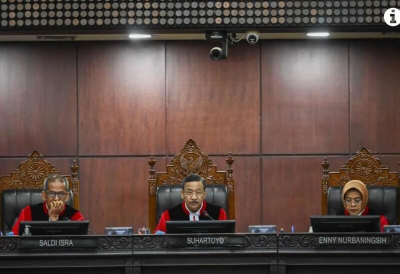 MK sidang 01/PHPU.PRES-XXIV/2026 Selasa 6/10/2026 20.00 WIB, pemohon gugat syarat SLTA Gibran tak penuhi Pasal 169 huruf r UU Pemilu, tuntut batalkan cawapres dan lantik ulang lewat MPR.