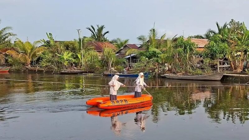 Dua jembatan kayu di Kuta Simboling Singkil ambruk terdorong eceng gondok 4 hari lalu 7/10/2026.