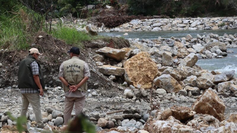 Dari total tambahan TKD Pemkab Rp51,6 M TA 2026, Dinas PUPR dapat Rp26,2 M untuk 38 paket jalan, jembatan, irigasi, tebing. Plt Kadis Skar Fharaby: progres fisik rata-rata 42,8% per 7/10/2026.