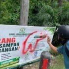 Banner larangan buang sampah berayat Al-Qur'an di Jl Banda Aceh-Medan Kp Bukitrata Kejuruanmuda dicoret tak senonoh tepat di atas ayat, 7/10/2026.